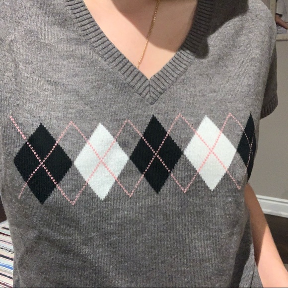 Cute 90s sweater vest🖤 - Picture 1 of 3